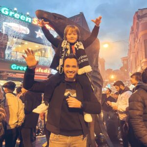 Serdar Özer Instagram - Ben bu anın hayalini daha sen doğmamışken cok kurdum kral. Bugün muhteşem bir gün oldu.  Babam @besiktas ı bana emanet etmişti ben de bugun sana emanet ettim #👑↗️ 🦅 #ilkmaç
 16 EKİM 2022  BEŞİKTAŞ -TRABZONSPOR