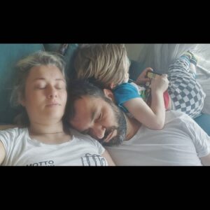 Serdar Özer Instagram - #evdekal digimiz 2 ay boyunca enerjisinden hicbir sey kaybetmeyen oglumuza masaallah diyoruz ve tesekkuru bir borç biliyoruz. 2 aydir oyun oynadigimiz kadar, kendi cocuklugumuzda oynamadigimizi farketmek bizi üzse de, icinde sonsuz enerji ureten bir reaktor olduguna kanaat getirdigimiz oglumuz sayesinde bu acigi kapatmak bizi duygulandirdi. Cocukla cocuk olduk yani. Beraber fayans saydik, salincak yaptik, puzzle yaptik, boyama yaptik, dans ettik, monopoly oynadik efendime soyliyeyim kartondan ev yaptik boyadik vs. Yani sonuç olarak biz sifiri tukettik 🤣. Bu arada covid Allah cezani versin covid.