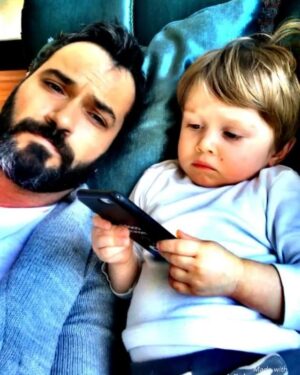 Serdar Özer Instagram - Müzik dinlemek ciddi bir iş dedi #kral #poyraz👑 🧔🏻👶🏼