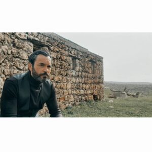 Serdar Özer Instagram - Yerin seni çektiği kadar ağırsın
Kanatların çırpındığı kadar hafif..
Kalbinin attığı kadar canlısın
Gözlerinin uzağı gördüğü kadar genç…
Sevdiklerin kadar iyisin
Nefret ettiklerin kadar kötü..
Ne renk olursa olsun kaşın gözün
Karşındakinin gördüğüdür rengin..
Yaşadıklarını kar sayma:
Yaşadığın kadar yakınsın sonuna;
Ne kadar yaşarsan yaşa,
Sevdiğin kadardır ömrün..
Gülebildiğin kadar mutlusun
Üzülme bil ki ağladığın kadar güleceksin
Sakın bitti sanma her şeyi,
Sevdiğin kadar sevileceksin.
Güneşin doğuşundadır doğanın sana verdiği değer
Ve karşındakine değer verdiğin kadar insansın
Bir gün yalan söyleyeceksen eğer
Bırak karşındaki sana güvendiği kadar inansın.
Ay ışığındadır sevgiliye duyulan hasret
Ve sevgiline hasret kaldığın kadar ona yakınsın
Unutma yagmurun yağdığı kadar ıslaksın
Güneşin seni ısıttığı kadar sıcak.
Kendini yalnız hissetiğin kadar yalnızsın
Ve güçlü hissettiğin kadar güçlü.
Kendini güzel hissettiğin kadar güzelsin..
İşte budur hayat!
İşte budur yaşamak bunu hatırladığın kadar yaşarsın
Bunu unuttuğunda aldığın her nefes kadar üşürsün
Ve karşındakini unuttuğun kadar çabuk unutulursun
Çiçek sulandığı kadar güzeldir
Kuşlar ötebildiği kadar sevimli
Bebek ağladığı kadar bebektir
Ve herşeyi öğrendiğin kadar bilirsin bunu da öğren,
Sevdiğin kadar sevilirsin…
 Anonim