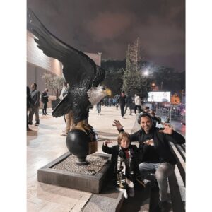 Serdar Özer Instagram - Ben bu anın hayalini daha sen doğmamışken cok kurdum kral. Bugün muhteşem bir gün oldu.  Babam @besiktas ı bana emanet etmişti ben de bugun sana emanet ettim #👑↗️ 🦅 #ilkmaç
 16 EKİM 2022  BEŞİKTAŞ -TRABZONSPOR