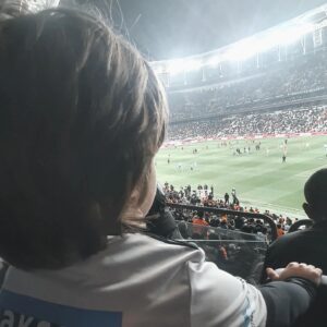Serdar Özer Instagram - Ben bu anın hayalini daha sen doğmamışken cok kurdum kral. Bugün muhteşem bir gün oldu.  Babam @besiktas ı bana emanet etmişti ben de bugun sana emanet ettim #👑↗️ 🦅 #ilkmaç
 16 EKİM 2022  BEŞİKTAŞ -TRABZONSPOR