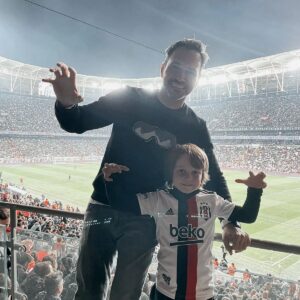 Serdar Özer Instagram - Ben bu anın hayalini daha sen doğmamışken cok kurdum kral. Bugün muhteşem bir gün oldu.  Babam @besiktas ı bana emanet etmişti ben de bugun sana emanet ettim #👑↗️ 🦅 #ilkmaç
 16 EKİM 2022  BEŞİKTAŞ -TRABZONSPOR