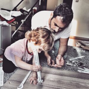 Serdar Özer Instagram - Baba oğul montaj işine girdik. SABIR ve sevgi ile çalışıyoruz 🤗 
FATHER & SON CO.