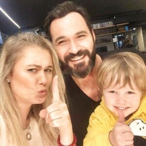 Serdar Özer Instagram - Özer ailesi mutlu, huzurlu bir 2019 diler 🎈🎉🎊 Mutlu olun yoksa kızarız 😀🤓 #happynewyear