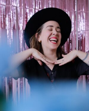 Serena Ryder Instagram - I can't wait to share my new holiday single "I Saw Daddy Kissing Santa Claus" with you THIS FRIDAY 🎅🤶 
  
Tickets to my Merry Myths tour are on sale now, have you gotten yours yet? 
 
Thank you @dzesikadevic for the 📸