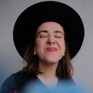 Serena Ryder Instagram - Soooo nice seeing all your wonderful comments and messages about the Merry Myths tour and I Saw Daddy Kissing Santa Claus!! I can’t wait to see you out on the road in a few weeks 🎁