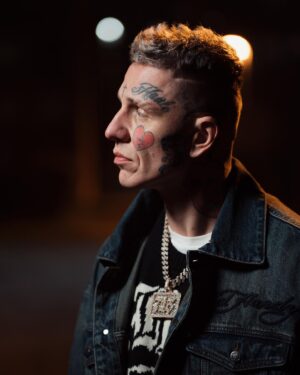 Sergei Barracuda Instagram - Vdecnost post. Vypada to ze se mi povedla sundat smula z pat,ktera se tahla za mnou od doby kdy zabanovali klip “Rozeny Vrah”. (2022) Po te dobe sem neudelal zadny major hit a doslova promrhal penezma tocenim klipu na singly,ktere nevystrelili. Rust & Prosperita bylo ciselne prumerne album a ja si chvilema rikal ze to nejlepsi mam za sebou kdyz jsem videl jak malo sklizim. Nepreju nikomu ten pocit a gulas v hlave. Stagnace je d*vka. Trochu stipalo si priznat ze to byla moje vina a nechal sem si poradit. Behem te doby kdy se nademnou tahl cerny mrak sem nasel svuj vlastni sound na MPC a zdokonalil sve beatmaking skills   zacal klast vic duraz na psani textu a rapovani. Uz zadna polovicata prace. Kazdy track na 713 albu bude 💎 stvoren s hodinarskou preciznosti⌚️Smej se ted je #1 v trendech na YT za den a cisla na @spotifyczechrepublic skacou vysoko🏀 Dekuju vsem skalnim fans🙏🏻 📸 @zdenek.art