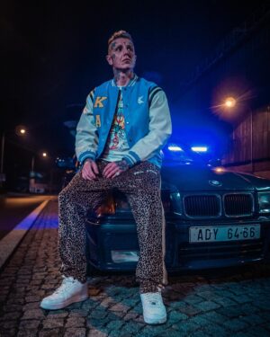 Sergei Barracuda Instagram - Sergei Barracuda - Směj se teď 🎭 Kontroluj klip hned @youtube 🎬 713 🛐 půlnoc 00:00 @spotifyczechrepublic ✅ 📸 @rebeccaoliviasibilev 📸