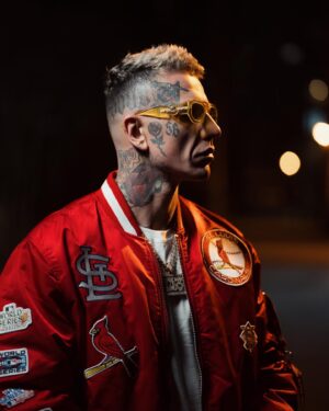 Sergei Barracuda Instagram - Vdecnost post. Vypada to ze se mi povedla sundat smula z pat,ktera se tahla za mnou od doby kdy zabanovali klip “Rozeny Vrah”. (2022) Po te dobe sem neudelal zadny major hit a doslova promrhal penezma tocenim klipu na singly,ktere nevystrelili. Rust & Prosperita bylo ciselne prumerne album a ja si chvilema rikal ze to nejlepsi mam za sebou kdyz jsem videl jak malo sklizim. Nepreju nikomu ten pocit a gulas v hlave. Stagnace je d*vka. Trochu stipalo si priznat ze to byla moje vina a nechal sem si poradit. Behem te doby kdy se nademnou tahl cerny mrak sem nasel svuj vlastni sound na MPC a zdokonalil sve beatmaking skills   zacal klast vic duraz na psani textu a rapovani. Uz zadna polovicata prace. Kazdy track na 713 albu bude 💎 stvoren s hodinarskou preciznosti⌚️Smej se ted je #1 v trendech na YT za den a cisla na @spotifyczechrepublic skacou vysoko🏀 Dekuju vsem skalnim fans🙏🏻 📸 @zdenek.art
