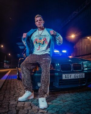Sergei Barracuda Instagram - Sergei Barracuda - Směj se teď 🎭 Kontroluj klip hned @youtube 🎬 713 🛐 půlnoc 00:00 @spotifyczechrepublic ✅ 📸 @rebeccaoliviasibilev 📸