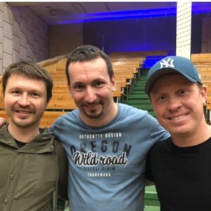 Sergey Kutergin Instagram - Вот и подошло к завершению это полуторамесячное приключение под названием съёмки большого кино «Нормальный только я», под командованием Антона Богданова и Михаила Шулятьева. Было прекрасно! Спасибо всем👏🏻👏🏻 @vantonbogdanov @l.rm.n @mvitorgan @svetalistova @olleg @olgabelyashina @khabensky_fund @dil.sergei @steinfarell @sergei_ivanov020408 @shestakov_msk @grisha_2019_ @morevadu @vgordeev.official @cilich35 @maksefimov1990 @igorgasparyan и всем-всем-всем, кто не имеет Инстаграм или я его не знаю!!! Смотрите нас на экранах страны в 2021 году!🤘🏻🎬 #кино #съемки