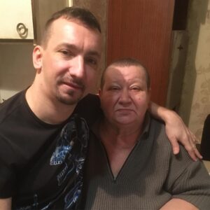 Sergey Kutergin Instagram - Посмотрел фильм «Временные трудности». Моя мама = его папа! Ну, без истории про лес. В остальном, всё очень похоже) Особенно школьные моменты и встреча с другом отца! Обидно, что в фильме, в котором был шанс сняться правильным людям (я не про себя), снялись неправильные люди...((( НО! С Днём МАМ!  #временныетрудности #деньмам #охлобыстин #Россию #не #исправить