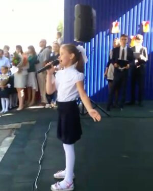 Sergey Kutergin Instagram - Моя старшая племяшка Лерочка уже собирает школьные дворы! И рвёт тусовку!🤘🏻🤘🏻🤘🏻 Дальше будем собирать стадионы! Так что имейте ввиду!😉🔥👍🏻 С #1сентября !!!