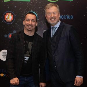 Sergey Kutergin Instagram - Дуэт профессиональных ведущих на Ваше мероприятие! Всего 2 свободные даты в декабре! Успевайте! Особенно за одним!😂😎 @pelshtv