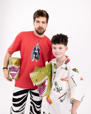 Sergey Mezentsev Instagram - Фото с сыном из Меза-зоя 🦕🦖
Это нас с Ванькой снял фотограф Арсен Галстян. Официальный повод — выход детского подкаста про динозавров «Любознаец и мир динозавров», который я озвучил. Но по правде, разве нужен повод чтобы валять дурака на камеру?