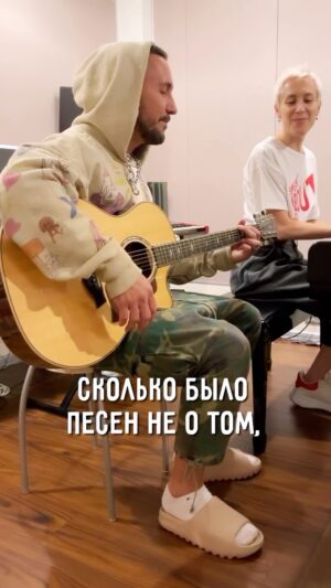 Sergey Prikazchikov Instagram - Нам сказали: "Всё будет потом, не мутите фон!"
И поэтому идём слушать мой магнитофон 📻