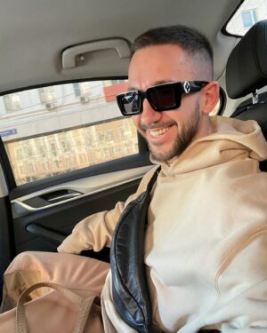 Sergey Prikazchikov Instagram - Когда понял, что забыл наушники🤣
Три любимых трека последней недели :
James Taylor - Moon River
Craig Mack - Flava in ya ear 
Spillage Village - Baptize
Делись своим плейлистом. Если хочешь) Я вообще не очень хочу. По-этому только три песни)