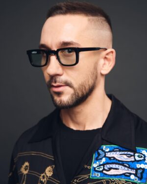 Sergey Prikazchikov Instagram - Когда я пишу, я не знаю что получится. Зачастую, песня получается совершенно неожиданная. Изначально я понятия не имею в каком стиле она будет, как и о чем я ее буду петь. Я просто сажусь и перебираю звуки, семплы, синтезаторы. Они сами подсказывают мне идею. Какой звук оставить и с каким совместить я понимаю подсознательно. В итоге получаются песни. Не всегда успешные, но каждая есть настоящее творчество. Без оглядки. Я желаю вам в новом году не пугаться больших целей. Вообще не смотрите слишком далеко. Просто делайте маленькие шаги. И слушайте сердце. И все будет кайф. С Новым годом! 🎄