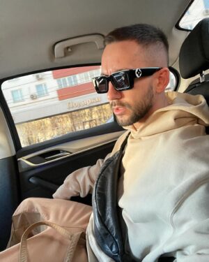Sergey Prikazchikov Instagram - Когда понял, что забыл наушники🤣
Три любимых трека последней недели :
James Taylor - Moon River
Craig Mack - Flava in ya ear 
Spillage Village - Baptize
Делись своим плейлистом. Если хочешь) Я вообще не очень хочу. По-этому только три песни)