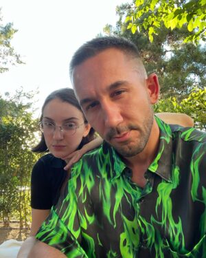 Sergey Prikazchikov Instagram - За каждым великим мужчиной стоит великая женщина 
И что-то пи£дит 🤪🤗