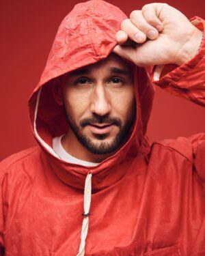 Sergey Prikazchikov Instagram - Ну что, лето всё🍂 Доставайте куртки 🌧
Какие планы на осень? 
У меня в планах два сольника: 
7 ноября Москва Известия Hall, 
13 ноября Питер А2. 
Ну и ещё куча концертов по городам ✈️ Следите за слухами😎