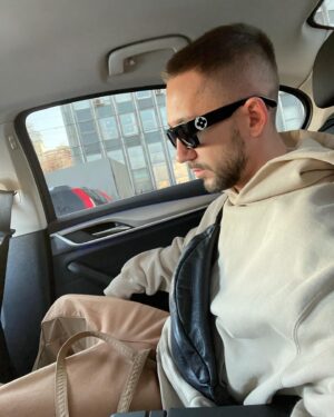 Sergey Prikazchikov Instagram - Когда понял, что забыл наушники🤣
Три любимых трека последней недели :
James Taylor - Moon River
Craig Mack - Flava in ya ear 
Spillage Village - Baptize
Делись своим плейлистом. Если хочешь) Я вообще не очень хочу. По-этому только три песни)