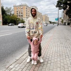Sergey Prikazchikov Instagram - Район банды «Мягкие Капюшоны»
Держим в умилении всю автобусную остановку🥰