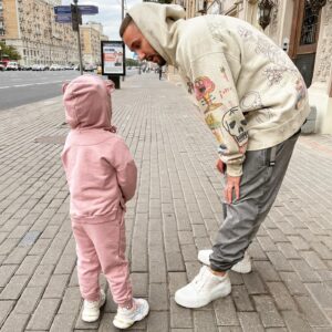 Sergey Prikazchikov Instagram - Район банды «Мягкие Капюшоны»
Держим в умилении всю автобусную остановку🥰