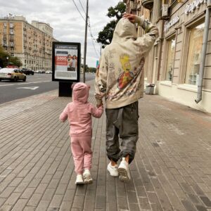 Sergey Prikazchikov Instagram - Район банды «Мягкие Капюшоны»
Держим в умилении всю автобусную остановку🥰