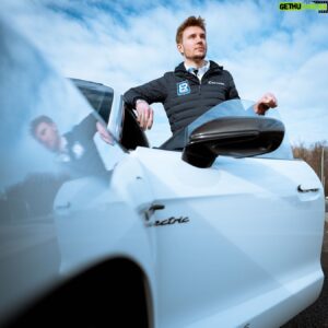 Sergey Sirotkin Instagram - Как правильно проходить поворот на гражданском авто? Давайте разберёмся🤔⁣⁣⠀
⁣⁣⠀
Если со стороны посмотреть, как ведут себя разные водители на дороге, можно увидеть разницу между тем, как управляет машиной профессиональный пилот и рядовой автомобилист. При чем это касается глобально осознания тех или иных процессов управления авто.⁣⁣⠀
⁣⁣⠀
Например, представим какой-то обычный поворот и торможение перед ним на привычном нам гражданском автомобиле. ⁣⁣⠀
⁣⁣⠀
🚘Как правило, приближаясь к повороту автомобилист аккуратно тормозит, по мере снижения скорости дотормаживает еще больше, затем поворачивает руль, проходит поворот, и только после этого ускоряется. То есть весь поворот построен на снижении скорости и увеличении угла поворота руля. Водители тормозят максимально плавно и аккуратно, но при этом не до конца рассчитывают ту точку, до которой нужно замедлять машину. Весь вираж проходится на замедлении с увеличением поворота рулевого колёса, и уже только после преодоления поворота водитель выпрямляет руль и нажимает на газ. ⁣⁣⠀
⁣⁣⠀
🏎 По гоночным меркам такое прохождение мы назовём «под вход в поворот», водитель не думает о выходе из него. В гонках же пилоты идут от обратного и стараются больше думать о выходе, либо же ищут золотую середину, чтобы максимально хорошо подготовить как вход, так и выход из поворота.⁣⁣⠀
⁣⁣⠀
Можно ли изменить привычное управление гражданским авто и сделать его более эффективным и структурированным? Конечно да. Важно научиться определять для себя условную середину каждого поворота, а также учиться рассчитывать свой тормозной путь до этой мысленной середины. То есть до середины виража машина должна замедляться, по мере снижения скорости водитель должен добавлять угол поворота руля (к середине он должен быть максимален), а после прохождения средней точки распрямлять руль и начинать разгон. В первую очередь это важно не для скорости (в городе нам это совершенно не нужно), а для вашего комфорта.⁣⁣

🇬🇧English text in comments