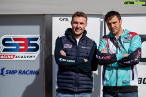 Sergey Sirotkin Instagram - Хочу поделиться с вами радостной новостью! 

С момента основания Академии S35 моей главной целью была и является до сих пор популяризация автоспорта в нашей стране. 

Я бы хотел, чтобы каждый, кто по-настоящему горит автоспортом, мог попробовать себя в этом деле. Я мечтаю создать среду, в которой ученики нашей Академии, начиная с самых азов, могли бы получать возможность профессионального развития и поддержку в гоночной картинговой команде. 

И вчера мы сделали ещё один шаг в этом направлении! Объединившись с заводской командой Formula K и создав команду @s35formulak_russia ,  мы смогли предоставить возможность, в рамках которой подрастающее поколение сможет развиваться в профессиональном автоспорте с момента прихода в мою академию картинга до дебюта и участия в соревнованиях разного уровня. 

Formulа K Russia - команда, которая на протяжении 5 лет выступает в российском картинге и является заводской, что позволяет иметь в своем арсенале все самые последние новинки от завода, а наличие собственного моториста и стенда дает возможность дорабатывать и настраивать моторы на базе команды. 

Имея такую сильную техническую поддержку со стороны Formula K Russia, у учеников S35 Academy появилась УНИКАЛЬНАЯ возможность переходить в профессиональный автоспорт и оттачивать своё мастерство в команде! 

Это ещё один шаг, который мы совместными усилиями делаем в сторону укрепления и развития российского автоспорта 💪🏻💪🏻

@smp_racing