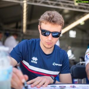 Sergey Sirotkin Instagram - Этот пост может спасти вашу карьеру.

Если вы внимательно следите за моими историями, вы должны были видеть, что я часто говорю о нескольких шагах на пути реализации гоночного пилотажа. 

Первый шаг - видение пилота о том, как проходить круг или отдельно взятый поворот. 
Дальше все упирается в отдельно взятые навыки и ощущение, как пилот по отдельности может выполнить любой элемент пилотажа. 
И последнее - умение совмещать первые два пункта во время заезда для достижения лучшего времени. 

Это единственная верная методика, которой пользуются в моей академии, которой пользуюсь лично я.

Вроде бы все довольно просто, я не раскрываю каких-то секретов. Но чаще всего в автоспорте идут от обратного. То есть пилоты сперва пытаются проходить повороты как-то по другому, если это не помогает, то они переходят ко второму пункту - оттачивают отдельные навыки, тормозят позже, учатся проносить больше скорости через поворот и тд. 

Но редко кто доходит до первого пункта, который, чаще всего, является источником всех проблем. 

Если пилот не может объяснить прохождение поворота устно, то он никогда не сможет успешно пройти его на трассе. 

Такие пилоты постоянно находятся в режиме “Работа над ошибками”, когда они начинают что-то делать, у них это не получается, поэтому они возвращаются назад, чтобы попробовать что-то исправить. 

Надеюсь этот пост будет вам полезен, и вы сможете избежать этой фатальной ошибки. 

А вы замечали этот момент? Напишите в комментариях.

🇬🇧English text in comments