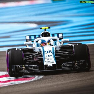 Sergey Sirotkin Instagram - РАЗБОР ТРАССЫ ВО ФРАНЦИИ 🇫🇷⁣⁣⠀
⁣⁣⠀
Трассу многие не любят из-за ее простоты и большого количества заасфальтрированных зон вылета, благодаря которым, совершив ошибку, пилот может безболезненно выехать, практически ничего на этом не потеряв. Это «сьедает» ощущение ответственности у пилотов.⁣⁣⠀
⁣⁣⠀
Но если посмотреть с другой стороны, то трасса достаточно требовательна к пилотажу, работе с машиной и резиной. Давайте выделим основные моменты, которые я считаю самыми важными и необычными.⁣⁣⠀
⁣⁣⠀
📎 Связка 1-го и 2-го поворотов. ⁣⁣⠀
⁣⁣⠀
В начале кажется, что в первый поворот нужно входить чуть шире и чуть позже, чтобы лучше расположить машину на выходе и на входе во 2-ой, тем самым получить лучший разгон на прямой между вторым и третьим. Однако в реальности оказывается, что быстрее будет тормозить позже и глубже, занося больше скорости в первый поворот, пусть и не так сильно подготавливая 2-ой поворот.⠀⁣⁣⠀
⁣⁣⠀
📎 Расположение машины на входе в 3 поворот⁣⁣⠀
⁣⁣⠀
Здесь пилот может выехать за пределы трассы, чтобы оттуда прямее расположить машину и тормозить прямее в 3-ий поворот. Дальше очень важно зацепиться за поребрик в 4 повороте, так как он помогает остаться на внутренней траектории не теряя в скорости, тем самым не вылететь слишком широко, что помешает входу в 5.⁣⁣⠀
⁣⁣⠀
📎 Шикана на прямой (8,9 повороты)⁣⁣⠀
⁣⁣⠀
Очень техничное, требовательное торможение, которое растянуто почти через весь поворот. Первый поворот шиканы крайне труден для подбора баланса тормозов, баланса шасси и аэродинамического баланса, чтобы иметь возможность поздно в него затормозить и отыграть много времени.⠀Правый поворот шиканы в теории должен быть важен с точки зрения выхода, однако на деле получается, что пытаясь подготовить выход, пилот вынужден терять много на торможении в левый и входе в правый поворот, из-за этого он не может отыграть обратно на последующей прямой.⠀⁣⁣⠀
⁣⁣⠀
Продолжение в карусели ➡️⁣⁣⠀
⁣⁣⠀
🇬🇧 text in comments⁣⁣