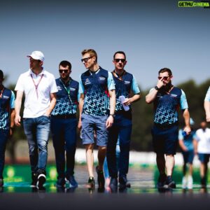 Sergey Sirotkin Instagram - Мой путь от гонок к предпринимательству⁣. 
⁣⁣⠀
Друзья, в конце своей истории я хотел бы ответить на один из самых часто задаваемых вами вопросов: стоит ли ждать моего полноценного возвращения в гонки?⁣⁣⠀
⁣⁣⠀
А теперь представьте, мне 23 года, моя карьера в Формуле-1, а вернее та мечта, к которой я стремился всю жизнь, завершилась, ее больше нет. Я, как человек здравомыслящий, который весьма сильно заморачивается на тему глобальных вопросов в нашей жизни, вдруг понимаю, что вот они, мои самые высокие достижения в жизни, уже за спиной, а ведь мне всего 23. Это легко писать сейчас, но поверьте, в моменте это было весьма тяжело осознавать. Конечно, после сезона в Формуле было достаточно много очень сильных гонок, и даже весьма хорошие перспективы развития карьеры в других сериях. Но так или иначе это все склонило меня к мыслям о том, что именно в спорте добиться бОльших результатов, чем те, что уже были, у меня не выйдет.⁣⁣⠀
⁣⁣⠀
И это был переломный момент, когда я понял, что надо смотреть шире, не ограничивать собственный рост и свои достижения сугубо гоночной карьерой.⁣⁣⠀
⁣⁣⠀
Так как я люблю автоспорт, причем не только гонки, но и техническую его сторону, мне искренне хотелось добиваться больших целей и задач в этой сфере. Именно поэтому я основал @s35.academy , поскольку уже тогда видел, что в ни в России, ни в мире, нет как таковой грамотной системы образования в автоспорте. По сей день мы создаем и дополняем ту экосистему, которая есть у нас в Академии, и вслед за этим тянется еще множество смежных проектов, которые отвечают вопросам развития автоспорта, подготовке пилотов, технической составляющей и тд. ⁣⁣⠀
⁣⁣⠀
Примерно по такому же сценарию мне посчастливилось занять пост исполнительного директора РАФ. А самое главное, приобрести колоссальный опыт и новые знания, познакомиться с огромным количеством фантастических людей, с которым мы и по сей день делаем новые и крутые вещи. Боль и осознание, что лучшее уже позади, стали для меня отличным мотиватором доказать обратное, и остаются таковыми по сей день. А я благодарен судьбе, что она когда-то подтолкнула меня к принятию верных решений.⁣⁣⠀
 ⁣⁣⠀
Ответ на вопрос в начале поста 👉🏻⁣⁣⠀
⁣⁣
🇬🇧 in comments