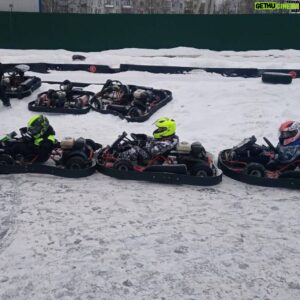 Sergey Sirotkin Instagram - Сложно смотреть без улыбки на гоночные фото наших самых маленьких учеников! 

Такие серьезные, ответственные, но в то же время радостные! Каждый раз я получаю огромное удовольствие, видя, как наши карапузы растут, прогрессируют и принимают участие в своих первых соревнованиях.

Счастливые глаза наших самых маленьких детишек — лучшая награда для всей команды @s35.academy 🥰