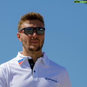 Sergey Sirotkin Instagram - Подводим итоги-гран при Австрии.⁣⁣⠀
⁣⁣⠀
Как мне кажется, для Шпильберга гран-при вышел весьма интересным. По пунктам отмечу интересные моменты:⁣⁣⠀
⁣⁣⠀
1️⃣ победа Ferrari усилиями Леклера ⁣⁣⠀
⁣⁣⠀
Лично я очень рад этой победе. Многие ввиду выступлений Ferrari в последних гонках уже начали списывать команду со счетов, именно поэтому успех в Шпильберге был важен для команды и Леклера. Ferrari важно было показать, что их машина все равно быстра, они могут бороться. Пускай титул уже кажется весьма туманным, с точки зрения атмосферы в команде успех в Шпильберге был важным этапом, и я по-человечески рад за Шарля и Скудерию.⁣⁣⠀
⁣⁣⠀
С другой стороны, у этой же команды мы увидели большую проблему: сход Сайнса из-за возгорания болида. Карлос боролся с Максом и мог отнять у текущего лидера ещё больше очков, однако случились технические неполадки с машиной, такие же, как мы видели у Шарля в Баку. На мой взгляд, для Феррари это весьма тревожный звоночек. Непонятно, стоит ли радоваться фанатам: с одной стороны, есть темп, есть победа, с другой⠀— техника снова подводит и проблема эта не нова, ее просто до сих пор не устранили. ⁣⁣⠀
⁣⁣⠀
2️⃣ Инциденты Рассела и Переса и Гасли и Феттель. ⁣⁣⠀
⁣⁣⠀
Вина Гасли более очевидна: он откровенно промахивался мимо поворота, Феттель оставил ему место, но Пьер все равно не вписался. Касательно Рассела для меня все не так очевидно: с одной стороны Перес оставил ему достаточно места, с другой — инцидент произошёл в повороте, который проходится вниз под горку. Стоит чуть промахнуться мимо внутреннего поребрика и будет очень трудно потом развернуть машину. Получилось так, что оба пилота пролетели чуть мимо, Перез развернул машину уже ближе к выходу из поворота чуть больше, чем поворачивал ее на входе, а Рассел этого не ожидал. Не могу сказать, что Джордж не попал в поворот, просто у пилотов в какой-то момент разошлась крутизна траекторий. Конечно, поскольку Перез был впереди, у него было достаточно времени и возможности увидеть раньше, спрогнозировать заранее и чуть-чуть дотормозить машину, острее развернуть ее под выход. Для исхода борьбы это было бы даже правильнее: суметь лучше разогнаться и остаться параллельно на входе в 6 поворот.⁣⁣⠀
👉🏻