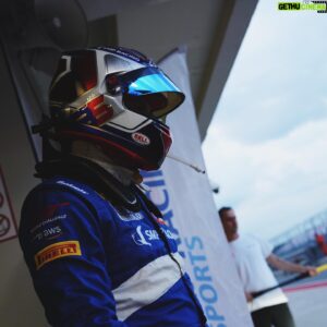 Sergey Sirotkin Instagram - Последнее время я немного отошёл от обсуждений мира Формулы-1, хотя сейчас там много интересного. На самом деле, я очень рад тому, что я сам вернулся за руль спустя целых два года, и хочу поделиться с вами своими ощущениями.⁣⁣⠀
⁣⁣⠀
Да, REC — это не Формула-1 или Ле-Ман, однако первый этап этой серии оставил после себя действительно приятные ощущения. Как бы наивно это ни звучало, но в этом есть определенные эмоции. Вернуться за руль спустя долгое время, за которое я полностью переключился на другие дела и задачи (и не просто вернуться на пару сессий, а проехать полноценный уикенд) — это очень приятный и подзабытый опыт. Очень здорово напомнить себе о том, каково это было раньше: постоянно гоняться и тренироваться.⁣⁣⠀
⁣⁣⠀
Ну и конечно стоит отметить, что вдвойне круто вернутся за руль на где-то, а у себя на Родине, на домашних трассах, а самое главное — на спортпрототипе российской разработки BR03. Ну и нельзя не добавить,⠀насколько быстрее и понятнее в управлении стала эта машина с тех пор, как я первый раз тестировал ее год назад.⁣⁣⠀
⁣⁣⠀
Плюс, имея на плечах очень много других задач, которые требуют полной отдачи, я еще больше жду следующие выходные, когда снова сяду за руль. Почему? Когда я пилотирую машину, пытаюсь извлечь из неё максимум, я полностью отключаюсь от всего происходящего вокруг, всех дел и проблем, которые ждут меня за пределами трека. Ничто так не помогает переключится/перезагрузится, как окунуться с головой в любимое дело. Так что это очень здорово дополняет мой образ жизни.⁣⁣⠀
⁣⁣⠀
Сейчас у нас с командой идёт подготовка ко второму этапу REC, который пройдёт на трассе Игора-драйв в Санкт-Петербурге. Мы ведём активную работу над гоночным темпом и экономичностью машины, проверяем все узлы и агрегаты, чтобы BR03 была не просто очень быстрой гоночной машиной, но еще и максимально надежной, что, кстати,⠀немаловажно в длинных гонках.⁣⁣⠀
⁣⁣⠀
Не забываем и про трассу! Ведь она крайне требовательна с точки зрения пилотажа, и я уверен, что она также откроет нам новые плоскости для развития машины. На Игоре много длинных сложнопрофилированных поворотов, поэтому интересно, как будет вести себя аэродинамика BR03 в столь сложных условиях.⁣⁣