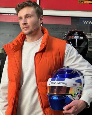Sergey Sirotkin Instagram - Что еще может помочь в преодолении трудностей? Продолжение последнего поста. 

Второй важный момент, которому я стараюсь уделять внимание — концентрация на самом процессе. 

Иногда, ты находишься в таком состоянии, что тебе трудно здраво мыслить, принимать обдуманные решения. В такие моменты тебе, чтобы, например, преодолеть какую-то пиковую, сложную ситуацию в жизни и при этом не откатываться обратно важно просто продолжать делать то, что должен. Делать текущие дела, решать текущие задачи и пусть медленно, но верно, идти дальше и дальше, вперед к своей цели.

Во-первых, сама рутина процесса помогает быстрее реабилитироваться и войти в то состояние, когда ты готов принимать здравые решения. Во-вторых, ты так или иначе двигаешься вперед. Пусть это сложно, медленно, но ты все равно  идешь, не останавливаешься. Даже сама мысль о том, что ты маленькими шагами идешь вперед, будет тебе потом помогать выбираться из состояния ступора и включаться в работу. 

Самое важное — не бросать, не отключаться совсем, потому что тогда вернуться обратно будет невероятно сложно, если вообще возможно. А какие у вас существуют лайфхаки для преодоления сложных моментов в жизни? Что помогает вам лучше всего?