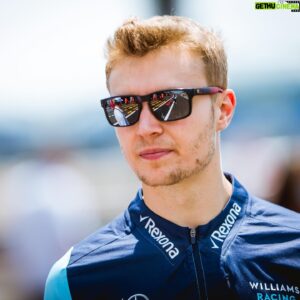 Sergey Sirotkin Instagram - Тайм-менеджмент в моей жизни ⏱⁣⁣⠀
⁣⁣⠀
Кому-то может показаться странным, что в блоге об автоспорте я затронул подобную тему. Но на самом деле совсем немногие знают как выглядит мой день, чем я занимаюсь, над чем работаю. Я не раз получал вопросы о том, как я обычно планирую свое время, есть ли у меня какие-то лайфхаки.⁣⁣⠀
⁣⁣⠀
Не могу сказать, что я гуру планирования, однако за последние 3 года своей крайне разносторонней деятельности я сформировал некоторые правила, которых стараюсь придерживаться, которые мне помогают.⁣⁣⠀
⁣⁣⠀
📌 Первое и самое важное — разделение задач ⁣⁣⠀
⁣⁣⠀
На самом деле я слышал разные точки зрения по поводу планирования. Кто-то придерживается очень строгого планирования, кто-то, наоборот, считает, что важные дела сделаются и сами. Мол, если ты о них не вспомнил, значит, дела не так важны и нечего тратить на них время. Мне же планирование помогает сильно. ⁣⁣⠀
⁣⁣⠀
В конце недели я пишу по каждой из сфер деятельности или проекту задачи, которые необходимо решить за неделю. Более важные задачи идут в начале, менее значимые — в конце. ⁣⁣⠀
⁣⁣⠀
После этого я уже составляю себе расписание, исходя из собственных задач и запланированных встреч.⁣⁣⠀
⁣⁣⠀
Однако, я не просто пишу время и место встречи, а также добавляю ее повестку, что я хочу на ней решить, какие-то нюансы данной темы или просто важные мысли.⁣⁣⠀
⁣⁣⠀
Каждое из таких мероприятий на неделе по сути призвано частично или полностью решать одну из вышеуказанных задач, которые я поставил себе на неделю. Такая схема хорошо подходит, когда есть разноплановые задачи из совершенно разных сфер. Записи помогают мне не забывать какие-то важные детали и эффективнее переключаться в течение дня.⁣⁣⠀
⁣⁣⠀
📌 В своём планировании я также придерживаюсь принципа разделения задач по сферам деятельности, то есть я стараюсь планировать дела и встречи таким образом, чтобы как можно меньше прыгать между ними. Намного эффективнее выбрать, например, один проект, потратить на него пол дня, и только затем переключиться на другие сферы. Планируя свой график и встречи, я всегда стараюсь это учесть.⁣⁣⠀
⁣⁣⠀
О других фишках планирования своего времени расскажу уже завтра. А пока расскажите, какие у вас есть приемы?