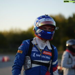 Sergey Sirotkin Instagram - Самодисциплина.⁣⁣⠀
⁣⁣⠀
На самом деле дисциплина может быть и не самая важная составляющая для достижения успеха, но ее точно можно назвать одной из абсолютно необходимых. В очень разных начинаниях, разных сферах и направлениях людям часто не хватает именно дисциплины, силы воли, чтобы продолжать бороться и в итоге чего-то достичь. ⁣⁣⠀
⁣⁣⠀
Дисциплина — это не про то, чтобы каждый раз, как в первый, себя перебарывать и испытывать потом чувство выполненного долга. Это образ жизни: если ты дисциплинирован, то ты⠀дисциплинирован везде, всегда и во всем. Мне, например, повезло с этим чуть больше — мне кажется, во мне это заложено с детства: может быть это случилось не без влияния спорта, но я всегда был дисциплинирован, даже тогда, когда этого не требовали обстоятельства, а в последнее время дисциплина и вовсе стала жизненной необходимостью. ⁣⁣⠀
⁣⁣⠀
Опираясь на свой опыт могу сказать, что важно поддерживать самодисциплину на должном уровне, и стараться из нее не выпадать. Понятно, что бывают дни, когда что-то не идет и не получается, но даже в таких случаях очень важно не давать себе выпадать из привычного ритма. ⁣⁣⠀
⁣⁣⠀
У меня есть несколько инструментов, которые помогают мне поддерживать самодисциплину и оставаться в состоянии, в котором я работаю наиболее эффективно. Самый простой метод, который я заметил достаточно давно — это подъемы по утрам. Даже в дни, когда я могу себе позволить не вставать по будильнику и поспать еще полчаса-час (что сейчас случается очень редко), я стараюсь все равно сразу вставать. Начало дня в более «вялом» режиме отражается на общем настрое организма и дальнейших делах: начинаешь успевать меньше, расслабляешься. Когда же встаешь сразу, все делаешь вовремя, то и ритм дня получается совсем другой.⠀⁣⁣⠀
⁣⁣⠀
Сейчас я всегда стараюсь вставать рано, даже если по плану у меня день, который не требует этого. Этот очень простой пример важен для понимания того, что дисциплина — это не обязательно всегда преодоление обстоятельств силой воли. Это скорее регулярность и привычка. Когда регулярно следуешь привычкам они становятся твоим повседневным состоянием, а дела получается вести наиболее эффективно. ⁣⁣⠀
⁣⁣⠀
А как вы дисциплинируете себя?