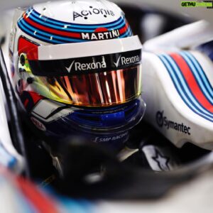 Sergey Sirotkin Instagram - Разбор пилотажа Макса Ферстаппена.

Друзья, по вашей реакции на прошлый пост я понял, что вам понравилась тема с разбором пилотажа. Именно поэтому сегодня мы поговорим о пилоте команды Red Bull.

Если взять топ пилотов на уровне Формулы-1, то каждый из них будет пилотировать великолепно, при чём не так важно про какой аспект мы говорим: работа с шинами, квалификационный круг, пилотаж по дождю или что-то ещё. Каждый из пилотов будет очень хорош в каждом из этих показателей.

Но всё же, если мы будем вдаваться глубже в детали, то сможем увидеть разницу в подходах того или иного пилота. Рассмотрим, чем же среди всех выделяется Ферстаппен?

Самой сильной чертой пилотажа Макса является умение спрямлять повороты: строить через них траектории, которые позволят пройти поворот с наименьшим углом поворота руля. А мы с вами помним, что чем меньше этот угол, тем выше скорость машины. Поэтому Макс хорош на таких трассах, как, например, Джидда и Имола, где много соеднескоростных и быстрых 90-градусных или S-образных поворотов, на которых очень важно суметь найти такую траекторию, которая позволит их максимально спрямить. На фоне, например, того же Льюиса, именно эта черта в пилотаже Макса выделяется больше всего. 

При этом нужно отметить, что Ферстаппен также очень хорош на торможениях. Я говорю не про плавные, слабые торможения в поворот, а скорее про сильный торможения на прямом руле, как, например в первом повороте Бахрейна. Макс показывает своё мастерство именно на таких жёстких торможениях, где нужно погасить как можно больше скорости - следовательно он не только может тормозить позже других, но и уверенно атакует соперников в гонке.

Комбинация двух этих навыков — очень поздно тормозить, эффективно останавливать машину на прямой и после этого строить более прямую траекторию через поворот — сильно помогает Максу, при чем как в медленных поворотах-шпильках, так и в среднескоростных и быстрых поворотах, у которых угол 90 градусов и меньше. 

Отдельно хочу отметить, что Ферстаппен, наверное, на данный момент чуть ли не  лучший пилот по умению адаптироваться под разные условия на трассе и выжимать из машины максимум несмотря на возможные проблемы.

Продолжение 👉🏻