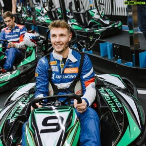 Sergey Sirotkin Instagram - Почему пилотам стоит начинать профессиональную карьеру именно в картинге? 

В равной степени на пилотаж влияют две фундаментальные вещи:

 1. Геометрия 

Прохождение любого поворота можно условно рассчитать так, чтобы в любой точке виража достигалась максимально возможная скорость с наиболее пологой траекторией.

 2. Физика 

В зависимости от того, разгоняется машина, тормозит или поворачивает, колеса загружаются по-разному и машина ведет себя иначе. 

Почему же нужно начинать с картинга? 
 
У карта нет подвески, поэтому он движется по трассе «плоско» — без крена вперёд или назад. А это значит, что начинающему пилоту проще просчитать и понять поведение техники, отработать геометрические основы пилотажа, научиться построению самых простых траекторий исходя только из скорости, формы поворота и сцепления с трассой. 

Пилоту картинга не нужно задумываться, как загружать переднюю ось, не нужно рассчитывать смещение баланса машины, как в кузовных или формульных сериях. Карт будет приблизительно одинаково управляться в повороте как при разгоне при нажатой педали газа, так и во время торможения. 

В этом смысле карт уникален, альтернативы в автоспорте просто не существует, и именно с него будет проще и понятнее всего начать свое обучение.

🇬🇧 in comments!