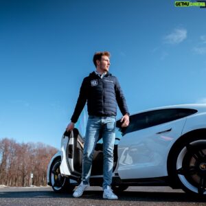 Sergey Sirotkin Instagram - Как гонщики управляют авто в обычной жизни? Ч.1 ⁣⁣⠀
⁣⁣⠀
Мне очень приятен процесс управления обычным гражданским автомобилем, что в целом НЕ ХАРАКТЕРНО для большинства профессиональных пилотов. Я люблю находить нюансы в поведении различных машин, пытаться прочувствовать, что происходит под колёсами, как авто реагирует на особенности дорожного полотна и нюансы управления. ⁣⁣⠀
⁣⁣⠀
Я уверен, что склад ума профессионального гонщика, его навыки — большой аргумент на обычных дорогах, как с точки зрения комфорта передвижения, так и безопасности. ⁣⁣⠀
⁣⁣⠀
Во-первых, гонщику процесс управления машиной настолько понятен и лёгок, что в голове остаётся огромное количество свободного места. Ты управляешь авто абсолютно не задумываясь, остальной же фокус внимания, как правило, распространятся на то, что происходит вокруг. ⁣⁣⠀
⁣⁣⠀
Так, при перестроении из ряда в ряд, я с удивлением замечаю, как другие водители начинают перестраиваться, включают поворотники и только потом смотрят, куда вообще едут. Я же все делаю заранее. Например, могу перестраиваться даже не смотря в зеркала заднего вида, так как ДО манёвра я контролировал все, что происходит вокруг меня не только спереди, но и сзади, и уже знаю, где находятся другие машины. По сути, смотря в зеркала, я убеждаюсь, что ничего не поменялось. Ведь на дорогах есть много вещей, которые не поддаются логике и объяснению, и ради таких случаев нужно все перепроверять.⁣⁣⠀
⁣⁣⠀
Имея большую базу навыков, ты освобождаешь место в своей голове на то, чтобы фокусироваться не на управлении машиной, а на окружающей обстановке и безопасности пассажиров. ⁣⁣⠀
⁣⁣⠀
Во-вторых, будучи профессиональным пилотом, я не могу себе позволить ехать за рулем обычной машины, не пытаясь при этом делать все движения правильно. В каких-то ситуациях это даже не про скорость, а про плавное и безопасное движение, чёткий расчёт динамики, тормозного пути или траектории прохождения поворота. Это те процессы, которые очень увлекают. Например,⠀в момент замедления ты начинаешь чувствовать, как машина теряет скорость на разных передачах, можешь научиться прогнозировать это наперёд, чтобы подстраиваться под поток, замедляться ровно настолько, насколько это необходимо.