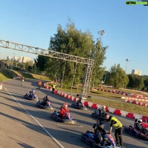 Sergey Sirotkin Instagram - УНИКАЛЬНЫЙ ШАНС ОБОГНАТЬ МЕНЯ НА ГОНОЧНОМ ТРЕКЕ

Сейчас я все реже принимаю участие в официальных гонках. Но всегда готов сделать исключение для своей аудитории и учеников нашей Академии @s35.academy ! 

Первое мероприятие «Обгони Сироткина» стало настоящей сенсацией и многие неоднократно просили его повторить. И вот сейчас у тебя есть одна из последних возможностей стать частью гонки и побороться со мной на треке!

Приглашаю тебя 5 декабря в 18:00 на картодром MIKS KARTING! Попробуй бросить мне вызов и стать лучшим 😉

В рамках мероприятия тебя ждут: 

1️⃣ тренировочный заезд;
2️⃣ квалификация;
3️⃣ гонка со мной, в которой он стартую с самого последнего места «нулевым» пилотом. 

Стоимость участия — 5500 рублей. 

Торопись, мест осталось совсем немного! 

По вопросам оплаты и брони пишите в телеграмм S35ADMIN1 (Юлия) (добавлю ссылку в истории)