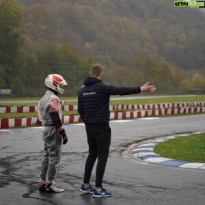 Sergey Sirotkin Instagram - С какими трудностями сталкивается пилот при переходе в новую серию? 

Смена класса в картинге обычно не вызывает у опытных пилотов никаких трудностей: двигатель становится чуть мощнее, резина может быть чуть разной, но к этому любой картингист легко привыкает.

Самые значительные и важные изменения происходят чуть позже, обычно это переход из картинга в Формулу-4 и из Формулы-2 в Формулу-1.

Карт — единственная в мире машина без подвески, поэтому на пилотаж влияют только характеристики двигателя, сцепления и торможения. В Формуле-4 же у машин появляется полноценная подвеска и поэтому на пилота гораздо больше начинают влиять законы физики, перераспределение веса, баланс шасси и тд. Все то, о чем мы говорили в картинге, умножается по своей силе на два или даже на три, именно поэтому переход настолько ощутим.

Начиная с Формулы-3 у машины появляются аэродинамические свойства. Например, сцепление с трассой не линейно и на большой скорости оно увеличивается. К этому фактору добавляется работа с резиной. В Ф3 шины более-менее сопоставимы с Формулой-1, поэтому в работе с этой техникой пилоту важно почувствовать эти изменения и поверить в них.

С переходом в Формулу-2 растут и конкуренция, и уровень комплексного подхода к выступлениям. Если в Ф4 и Ф3 можно выиграть гонки будучи просто быстрым парнем, то в Формуле-2 нужно лучше понимать особенности поведения резины и привыкнуть к более высокими скоростям. У машины больше прижимной силы и мощности, но ее вектор развития в целом понятен. Ключевое отличие — карбоновые тормоза, требующие особенного прогрева, из-за чего подготовительный круг в Формуле-2 приобретает гораздо большее значение.

🇬🇧 in comments 👇🏻