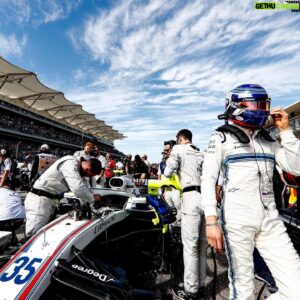 Sergey Sirotkin Instagram - Трасса в Канаде: что ожидать? 🇨🇦 ⁣⁣⠀
⁣⁣⠀
В Канаде мне удалось побывать лишь за рулем Williams, который на тот момент объективно был самой слабой машиной в пелетоне. Некоторые воспоминания об этой трассе могут быть от части некорректны и основаны на поведении машины в те времена. ⁣⁣⠀
⁣⁣⠀
В целом, Монреаль запомнился мне весьма сложной трассой, которая от части требует от пилота то же самое, что, например, Джидда или Баку — тут очень важна точность, а цена ошибки высока. ⁣⁣⠀
⁣⁣⠀
▪️В Канаде, как и в Баку, одну из решающих ролей играет визуальный аспект. Так, в знаменитой последней эске (повороты 13-14), связке 3-4, а также в поворотах 1,8,9, очень сильно сказывается визуальная составляющая —⠀то, как пилот смотрит в поворот, насколько своевременно он может тормозить и поворачивать руль на входе. Точность очень сильно влияет на правильное прохождение этих поворотов и, соотвественно, на время на круге. ⁣⁣⠀
⁣⁣⠀
▫️Канада довольна сложна и в плане баланса машины, потому что, с одной стороны, тебе хочется иметь машину, которая достаточно стабильна, позволяет тормозить и атаковать в повороты, в которых ты тормозишь, загружаешь переднюю ось и почти сразу же вынужден поворачивать, не имея возможности убрать педаль тормоза и стабилизировать машину. Шасси в таких местах очень часто имеет избыточную поворачиваемость. Соответственно, хочется иметь чуть больше стабильности, чтобы обезопасить себя в таких поворотах.⁣⁣⠀
⁣⁣⠀
▪️При этом на трассе есть и длинные повороты, как 2-ой поворот, связка 6-7 поворотов, медленная шпилька, где наоборот, хочется, чтобы машина имела чуть большую поворачиваемость, чтобы не тратить много времени на разворот. Именно с точки зрения баланса машины трасса в Монреале одна из сложнейших в Чемпионате.⠀К этому добавляется ещё и особенно сильный перегрев задних шин, с котором мы столкнулись в 2018 году.⁣⁣⠀
⁣⁣⠀
‼️Все эти нюансы еще больше осложняются тем, что сама трасса весьма кочковатая. И собрать в таких условиях хороший круг сложно.⁣⁣⠀
⁣⁣⠀
Исходя из моих личных воспоминаний эта трасса очень чувствительна к настройкам шасси, то есть в случае просчета, пилот теряет больше обычного.⁣⁣⠀
⁣⁣⠀
А какие ожидания у вас от гонки в Канаде? Делитесь в комментариях!