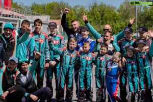 Sergey Sirotkin Instagram - Хочу поделиться с вами радостной новостью! 

С момента основания Академии S35 моей главной целью была и является до сих пор популяризация автоспорта в нашей стране. 

Я бы хотел, чтобы каждый, кто по-настоящему горит автоспортом, мог попробовать себя в этом деле. Я мечтаю создать среду, в которой ученики нашей Академии, начиная с самых азов, могли бы получать возможность профессионального развития и поддержку в гоночной картинговой команде. 

И вчера мы сделали ещё один шаг в этом направлении! Объединившись с заводской командой Formula K и создав команду @s35formulak_russia ,  мы смогли предоставить возможность, в рамках которой подрастающее поколение сможет развиваться в профессиональном автоспорте с момента прихода в мою академию картинга до дебюта и участия в соревнованиях разного уровня. 

Formulа K Russia - команда, которая на протяжении 5 лет выступает в российском картинге и является заводской, что позволяет иметь в своем арсенале все самые последние новинки от завода, а наличие собственного моториста и стенда дает возможность дорабатывать и настраивать моторы на базе команды. 

Имея такую сильную техническую поддержку со стороны Formula K Russia, у учеников S35 Academy появилась УНИКАЛЬНАЯ возможность переходить в профессиональный автоспорт и оттачивать своё мастерство в команде! 

Это ещё один шаг, который мы совместными усилиями делаем в сторону укрепления и развития российского автоспорта 💪🏻💪🏻

@smp_racing