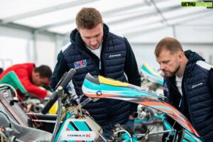 Sergey Sirotkin Instagram - Хочу поделиться с вами радостной новостью! 

С момента основания Академии S35 моей главной целью была и является до сих пор популяризация автоспорта в нашей стране. 

Я бы хотел, чтобы каждый, кто по-настоящему горит автоспортом, мог попробовать себя в этом деле. Я мечтаю создать среду, в которой ученики нашей Академии, начиная с самых азов, могли бы получать возможность профессионального развития и поддержку в гоночной картинговой команде. 

И вчера мы сделали ещё один шаг в этом направлении! Объединившись с заводской командой Formula K и создав команду @s35formulak_russia ,  мы смогли предоставить возможность, в рамках которой подрастающее поколение сможет развиваться в профессиональном автоспорте с момента прихода в мою академию картинга до дебюта и участия в соревнованиях разного уровня. 

Formulа K Russia - команда, которая на протяжении 5 лет выступает в российском картинге и является заводской, что позволяет иметь в своем арсенале все самые последние новинки от завода, а наличие собственного моториста и стенда дает возможность дорабатывать и настраивать моторы на базе команды. 

Имея такую сильную техническую поддержку со стороны Formula K Russia, у учеников S35 Academy появилась УНИКАЛЬНАЯ возможность переходить в профессиональный автоспорт и оттачивать своё мастерство в команде! 

Это ещё один шаг, который мы совместными усилиями делаем в сторону укрепления и развития российского автоспорта 💪🏻💪🏻

@smp_racing