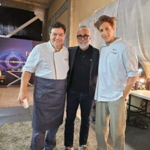 Sergi Arola Instagram - Feliz de compartir de nuevo con el gran @felipeizquierdoc en la cocina de @topchefvipchile  acompañando en el reto de salvación de hoy a @maximobolocco !!!! Para mi uno de los mejores humoristas que he conocido, brillante, culto y un conversador excepcional...